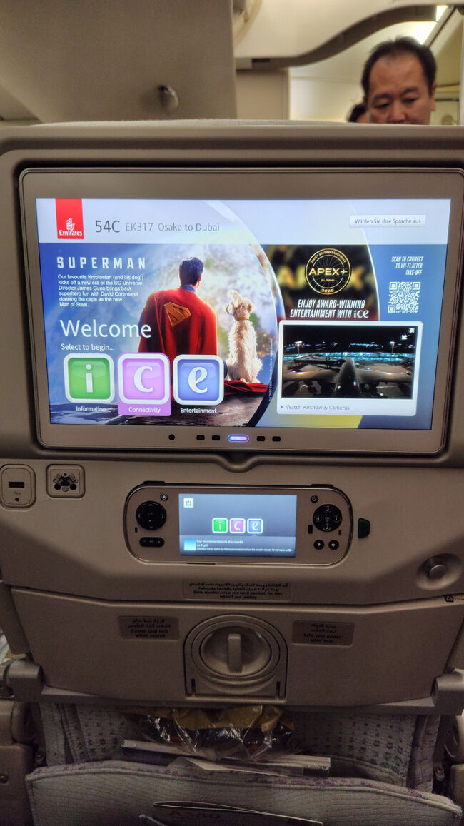 個別モニターも搭載<br />数千のエンターテイメントが楽しめる「ice」<br />日本語対応のエンタメは少なめやったけど楽しめた<br />モニター横にはUSBポートが1つ<br />今回は通路側席やったからなのか、他のシートには装備されていたマルチコンセントが無かった