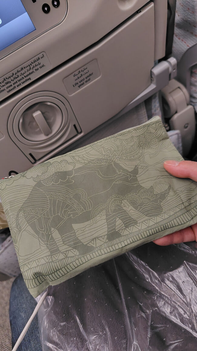 深夜便なのでエコノミーにもアメニティバッグが配られる<br />中身は<br />・アイマスク<br />・靴下<br />・耳栓<br />・歯ブラシ