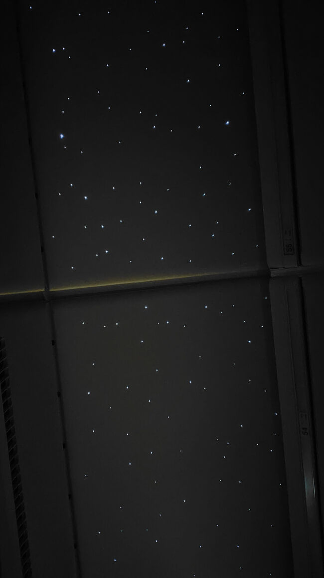 機内食かを食べ終えると、エミレーツ航空名物の「天の川天井」に<br />写真撮りにくい