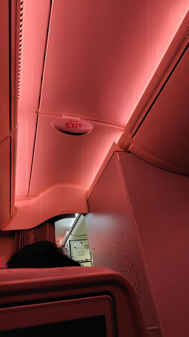 やがて淡いピンク色に<br />夜明けを演出