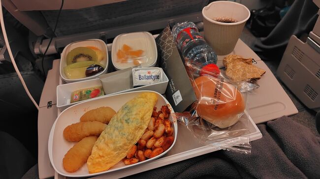 着陸2時間程前に朝食<br />オムレツを選ぶ