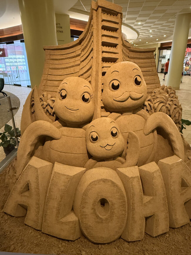 お隣のホテル　シェラトンを通ってロイヤルハワイアンセンターへ。今回の砂絵はホヌでした。