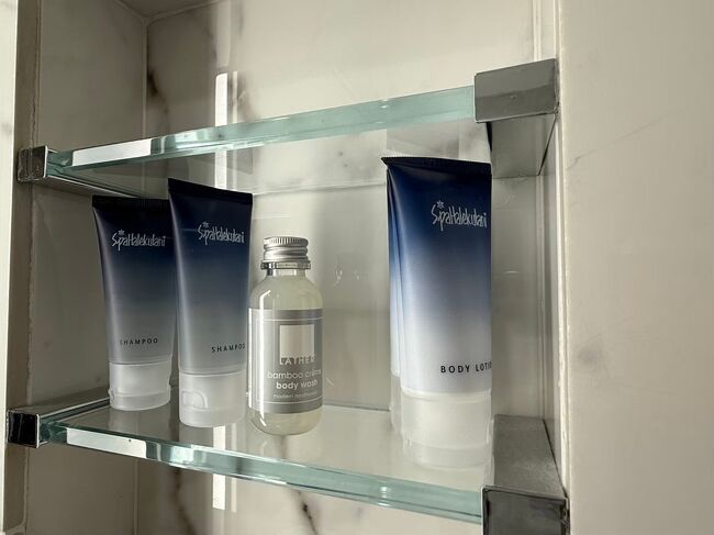 今までは「スパハレクラニ」のシャンプー・コンディショナー・ボディソープでしたが、入れ替え時期だったのかボディソープのみ別のでした。<br />ボディソープは私も夫も問題なく使えましたが、以前のスパハレクラニの方が気に入っていたので残念。<br />また、今は小分けではなく、備え付けのボトルになったようです。