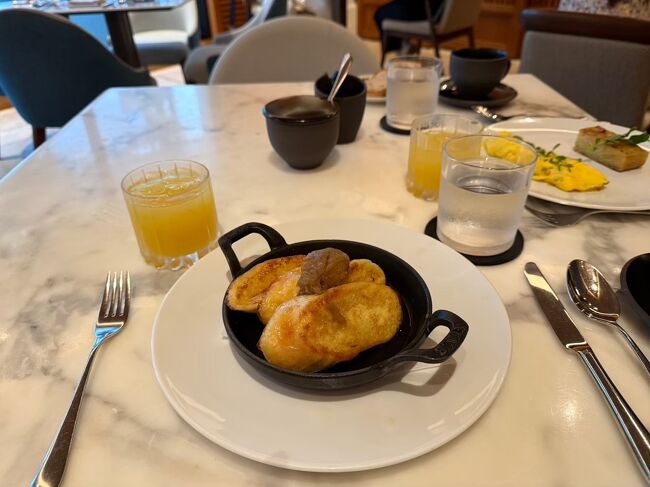 ２日目です。<br /><br />朝食付きだったので、フロント横にある「UMI」で食べました。<br />メイン、サイドと飲み物はオレンジジュースかコーヒーを選べました。<br />メニューは安心の日本語表記です。<br />写真は夫が頼んだメインのフレンチトーストです。甘過ぎず美味しかったみたいです。<br />でもボリューム満点だったとのこと。