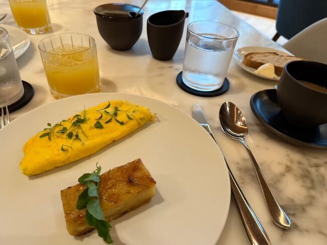 私はマサラオムレットにしました。<br />隣にあるポテトが重ねてある（名前がわからない、、、）のが一番美味しかったです！