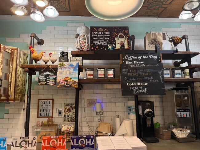 店内はどこを見てもかわいい作りで癒されます。味ももちろん美味しいです！<br />入ってひだりがわで注文し、中央で受け取り、右側でミルクなどカスタマイズできます。