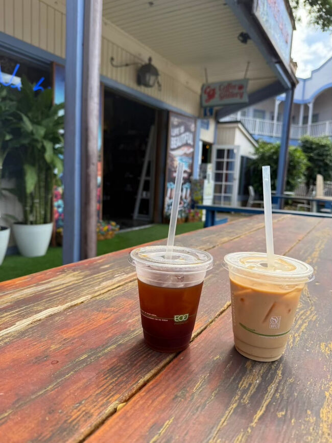 お天気がいいので外で飲みました。ちょっとしたテーブルと椅子があります。<br />夫はアイスコーヒー、私はカフェラテです。