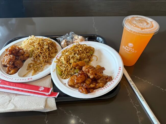 お腹が空いたので、隣にあるワイケレセンターにあるパンダエクスプレスに行きました。アウトレットからセンターに行き、マクドナルドを通り過ぎたところに元気ずしなど店舗が並んでるところにあります。<br />ここは日本でも食べれますが、なぜか夫はパンダエクスプレスを見ると必ず入ります。どこでも食べたいようです。<br /><br />一通り見て、バッグを買いました。<br />帰りはワイケレプレミアムアウトレットのシャトルバスで帰りました。特に予約はしてませんでしたが、総合窓口近くにあるバス専用の受付でバス券の購入と予約ができました。バスはワンボックスで乗合です。<br />片道1人15ドルだったと思います。