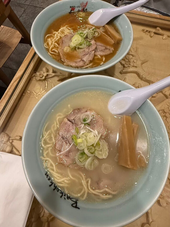 中途半端な時間にお昼を食べたので夕飯の時間でもお腹が空かず、、、<br />一度ホテルに戻って荷物を置いて、ワイキキショッピングプラザに行きました。<br />こちらの地下にあるStixはアジア料理のお店が多くあります。<br />いつもはお腹が空かないときはうどんにしてますが、今回はラーメンにしました。<br />本店は旭川にある梅光軒です。昔カナダで日本のラーメンとメニューに書いてたのを食べたときにはガッカリしましたが、、、<br />お店の名前を知ってることもあり、とても美味しくいただきました。<br />２日目なのに日本でも食べれるものばかりですが、そこまで食にこだわりがなく美味しく食べれたら満足な夫婦なのでOKでした。