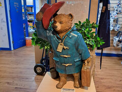 パディントンベアショップ内にも帽子をとって挨拶してくれているパディントンがいました。