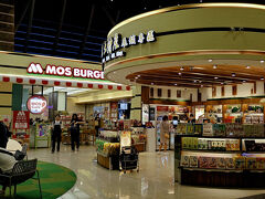 仕方がないので上階の商業エリアでウィンドウショッピングと休憩