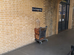 ハリーポッターで有名な9と3/4番線ホーム。実際のホームにはありませんが、構内に写真スポットとして黒山の人だかりになっていて、すぐに見つけらます。