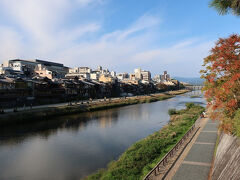 鴨川沿いも色づき始めですね。