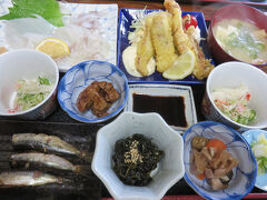 みさきや・・・浜坂港の新鮮な魚介類　いただける和食処

浜坂駅より　徒歩10分

旬の魚　いただけるお店

今回　白イカ定食（2805円）　オーダー

浜坂漁港で水揚げされた　新鮮な白イカ1杯　使用

イカ刺　ゲソ天　味噌汁　ご飯　香の物　サラダ　酢の物　和え物　

鳥肝煮　筑前煮　イワシの生姜煮　

イカ刺は柔らかく　コリっとした食感

ゲソ天はボリュームある大きさで　ジューシー

酢の物にはちょこっと　カニほぐし身

副菜多く　海鮮のみならず　お野菜も　実食

家族経営で　満足ランチ　

浜坂ならではのこだわり　感じさせてくれるお店





