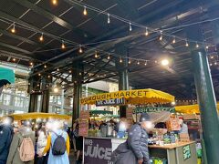 ロンドン橋から歩いてすぐのところにあるバラマーケットへ。ロンドン最大規模の食品市場で、少し早めのランチのために来てみました。