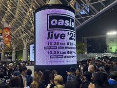 ちょっと早く着いたので、コンビニでレッドブルを買ってエネルギーチャージ。中に入るとアルコール飲料が高いからかみんな外で飲み過ぎ…！！！でもところどころでWonderwallなどが歌われていて、一体感があっていい感じ。