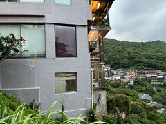 途中の写真がありませんが、七堵　Qidu駅で台湾鐵道・東部幹線に乗り換え、無事、瑞芳駅に着きました。
瑞芳駅からはタクシー。バスは良い時間がなく、ずいぶん待つようでしたので。
台湾のタクシーは日本の感覚より相当安いです（韓国も同様）。積極的に使うべきだと思います。
ただ、ドライバーさんの中には中国語しか話さない人もいるため、事前に目的地をスマホにセットしておきました。

九彬霞海城隍廟　Jiǔ bīn xiá hǎi chénghuángmiào というバス停。ここは立派なお寺のようです。ここに着いたら宿のXさんに電話してと言われていたので、ここで電話。
数分でスクーターでXさんが迎えに来てくれ、スーツケース二人分を積んでスクータで運んでくださいました。
宿の前の道路、輕便路Qīngbiàn lù　の道幅が狭く、タクシーが入れなさそうなので、こういう段取りになったようです。私たちは身軽になって、輕便路Qīngbiàn lùを歩いて宿に到着。
