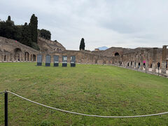 Quadriporticus of the theatres（劇場の四面柱廊）　越しにTEATORO GRANDE　(大劇場）