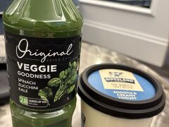 今日は朝からツアーに参加するので軽くご飯食べる。

コールドプレスジュースの野菜ジュース買ったと思いきや、普通の野菜ジュース間違えて買ってしまった。。薄いし、味も微妙なのでおすすめしないです。。

ヨーグルトは700g入りで$6.3だったので大容量を昨日購入済み。
砂糖入ってるみたいでめちゃくちゃ甘すぎるってことはないけどなめらか美味しい。