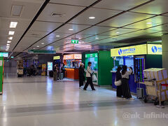 地下のスーパーリッチで両替してから、エアポートリンクで市内へ向かいます。