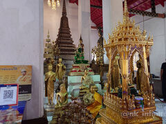 エメラルドブッダのレプリカが納められている霊堂で、バーシーしていただく。
仏頂面のお坊さんへ「仏教徒です」と伝え、手に付けたマットケーンを見せると笑顔になった。