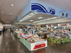 御前崎海鮮なぶら市場

東名高速牧之原ICから20キロ約20分
10時10分　到着
店外で、地元の野菜とかお芋とか多肉植物とかお安く売っていたので、サツマイモと多肉とサボテンを購入。　中に入るとお魚や海産物がたくさん並んでいます。
