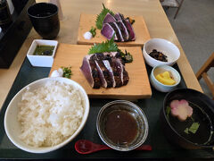 一通り市場を徘徊して、11時オープンの「一本釣り 日光丸」へ。

御前崎のかつおは「漁場である黒潮に近い御前崎では生かつおの水揚げ量が県内一を誇ります。「一本釣り」で獲った「生かつお」は独自のもちもち感があり、さっぱり食べられます」
手前がとろカツオの藁焼き、奥がふつうのカツオの藁焼き