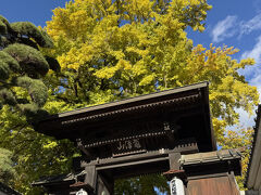 お次は仏法紹隆寺です。
ここは行くまでの道が激狭です。温泉寺行くのも狭いなと思いましたが、それ以上に狭いです。
(駐車場は広め)