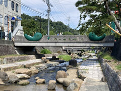 まがたま橋。
玉造という地名は古くから玉作りが盛んだったことに由来しているそうです。また、玉湯町の山ではめのうなどが安定的にとれ、勾玉の一大産地でした。
