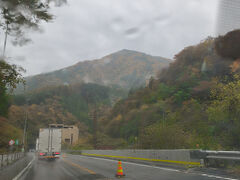 ８時、自宅を出発。
中央道を通って、目的地を目指します。
到着予定時刻は、10:30　ごろ。

少し、紅葉が見られますが、まだまだ、ですね。
雨です。