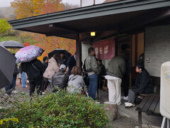 いよいよ、オープンです。
２組づつ、呼ばれて、中へ。一巡目では、無理ですね。
なくなったら、それで、終了。

２０人位、座れます。