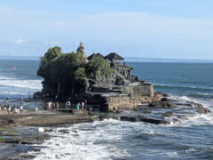 ４時半にタナロットに到着、日の入り迄まだ２時間近く有ります。
タマンアユンに寄ってからでも良かったのではと思ってしまいました。
本音言って、頼もうと思ったいたツアー会社が大雨洪水で被災してツアーをストップした為、急遽頼んだツアー会社だったので仕方無いですが。
ガイドは明るくて調子が良かったですが何か変でした。
