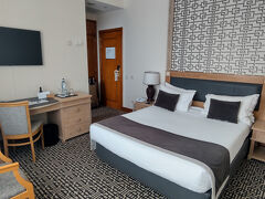 部屋はスーペリアダブルルーム、シティビュー２４平米。
落ち着いた造りです。
