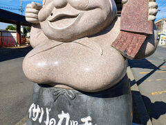 駅前には「イサバのカッチャ」像