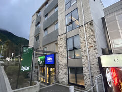 そんなんで今宵の宿に到着。すぐ近くの市営の駐車場の料金が高いものの、夜間はタダ(到着時はすでに無料時間帯）だったのでそこに停めました。NZ到着初日に泊まったのと同じ系列の安宿です。

この日の走行距離は322.5km