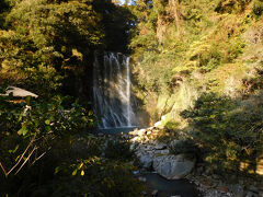 なかなか立派な滝で，紅葉が綺麗でした．