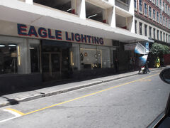 ロングストリートです。
平日だとサラリーマンが歩いている通り。
日曜日なので、歩いている人は多くありません( 一一)。