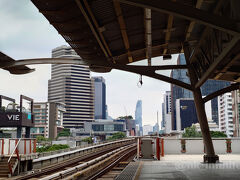 昼頃にようやく行動開始。
ラチャテウィー駅でBTSに乗ります。