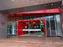 通りの向かいにあるＤＤモールへやってきました。
バンスージャンクション・ショッピングセンターという呼び名でもあるそうですが、古着やアンティーク雑貨が揃うビンテージモールです。