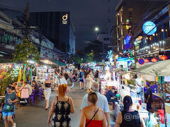 バスを乗り継いでカオサン通りへやってきました。