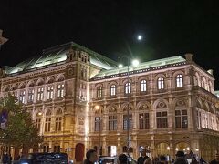 国立図書館の後はウィーン国立歌劇場の前を通りすぎます