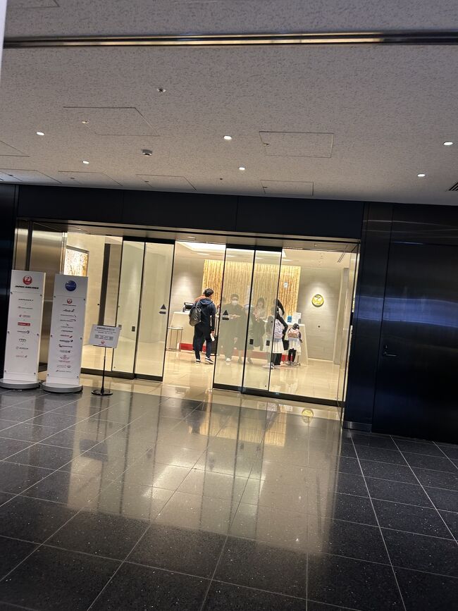 11月2日（日）19時過ぎ<br />往路便は、11月3日の深夜便なので、日付を間違えないように早めに羽田に向かい、サクララウンジでのんびりと過ごすことにしました。