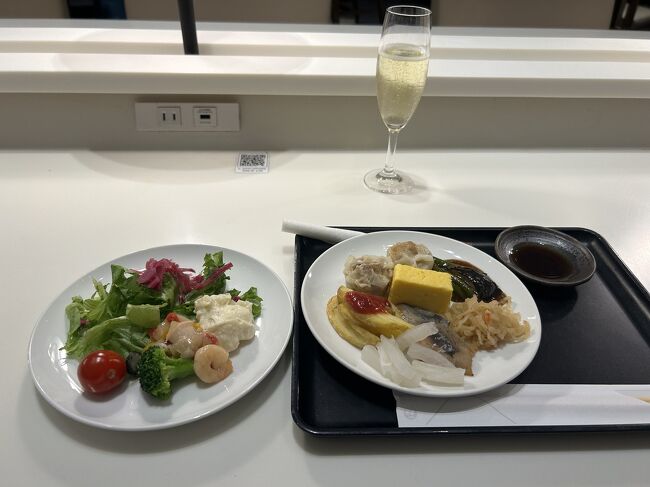 連休も後1日だけ残して終わりのせいか、ラウンジは、混んでなくて静かでした。<br />飛行機に乗ったら、すぐに寝てしまおうと夕食は、しっかり頂きました。