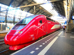 ■□■□■　８月13日【旅行8日目】
□■□■□　ブリュッセル→アムステルダム
■□■□■　SNCB：ユーロスター9357

19時前、アムステルダム中央駅に到着
写真は、キラキラモードにしたまま撮っちゃったんで光の当たってる部分ギンキラってカンジぃ(^^;)
ホテルに向かう前に中央駅構内の自動券売機で
★GVB48時間カード：15ユーロ
を購入。

◆◇インフォメーション①◇◆
◇◆鉄道・バス乗車券購入◆◇
■中央駅構内や地下鉄構内の自動券売機で
　・GVB24時間・48時間カード
　など購入できます。
　・GVB地下鉄・トラム・バスで利用可
　・国鉄には使えません
（参）購入・利用の分かりやすいサイト
https://artoexplore.net/amsterdam-ticket/
■トラムやバスに乗る頻度が少なければ
　　クレカ（VISA・マスター）
　直接タッチでも乗れます。
（参）クレカでの乗り方サイト
https://artoexplore.net/trein-with-creditcard/

僕の場合、オランダ国内の国鉄はクレカで直接
改札にタッチしました。
日本でもクレカ対応の改札が増えてるんで、安心・分かりやすいと思います。

で、早速使ってバスで１駅。
アムステルダムで２泊するホテルに移動