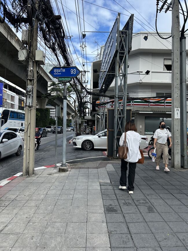 Soi 93を曲がって行きます。