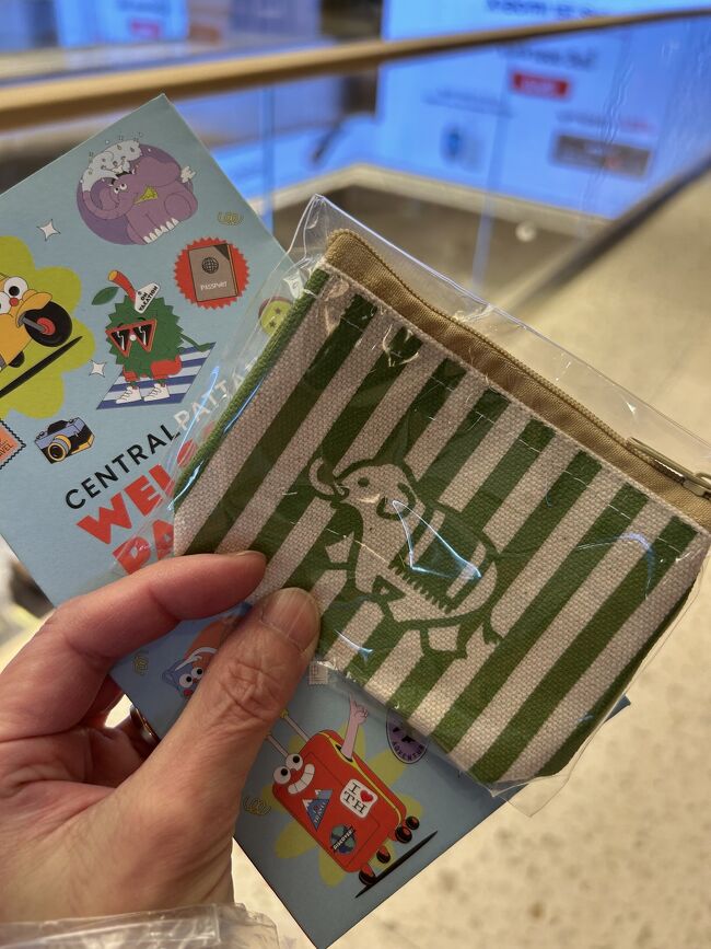 受け付けで、パスポートを提示するとこのポーチがもらえます。