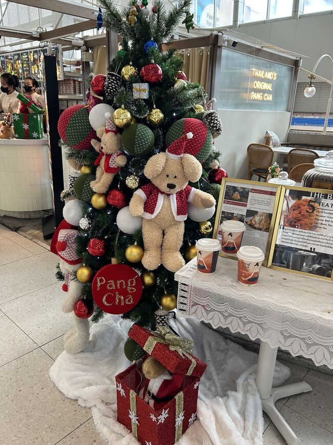 チットロム駅まで戻り、セントラルワールドへ。<br />クリスマスツリーが可愛い～