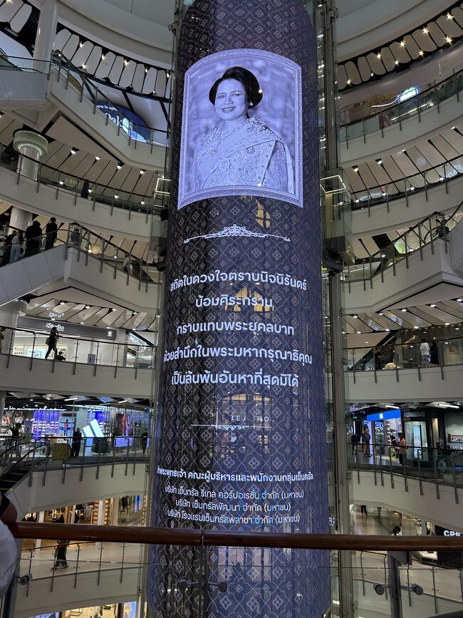 10月24日に逝去されたシリキット王太后を追悼する掲示があらゆるところで見られました。