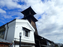 時の鐘の前を通り