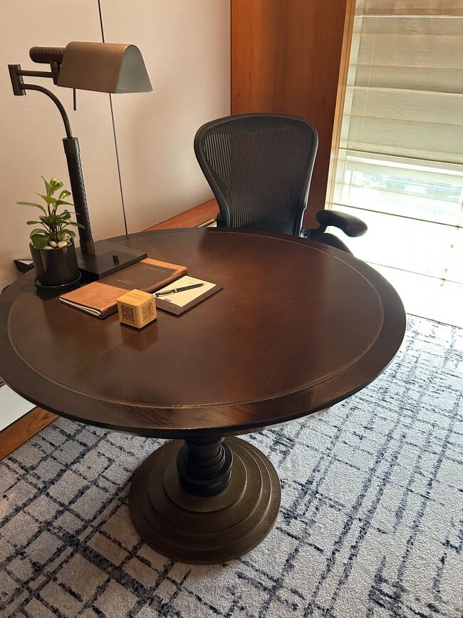 落ち着いた感じのテーブル